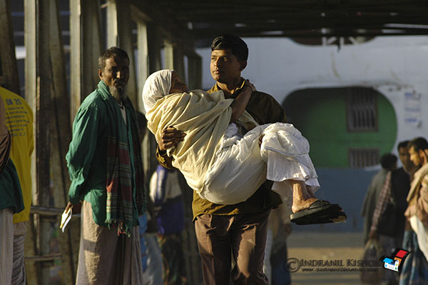 um homem carregando sua mãe nos braços