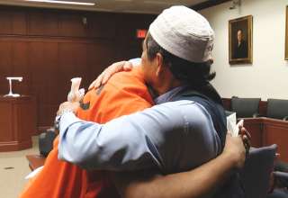 Pai muçulmano perdoa assassino do seu filho